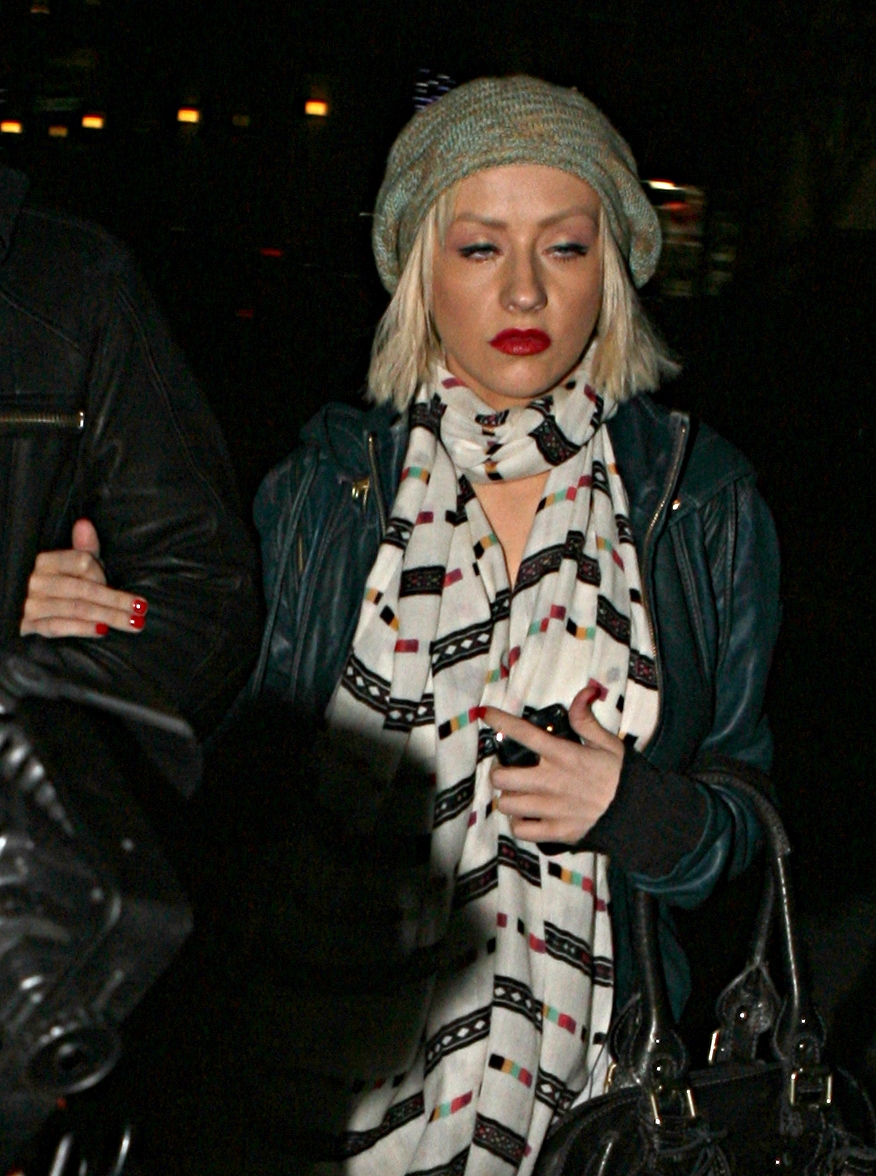 Christmas_shopping_at_the_Grove_-_December_21_-_Christina_Aguilera_Daily_013.jpg