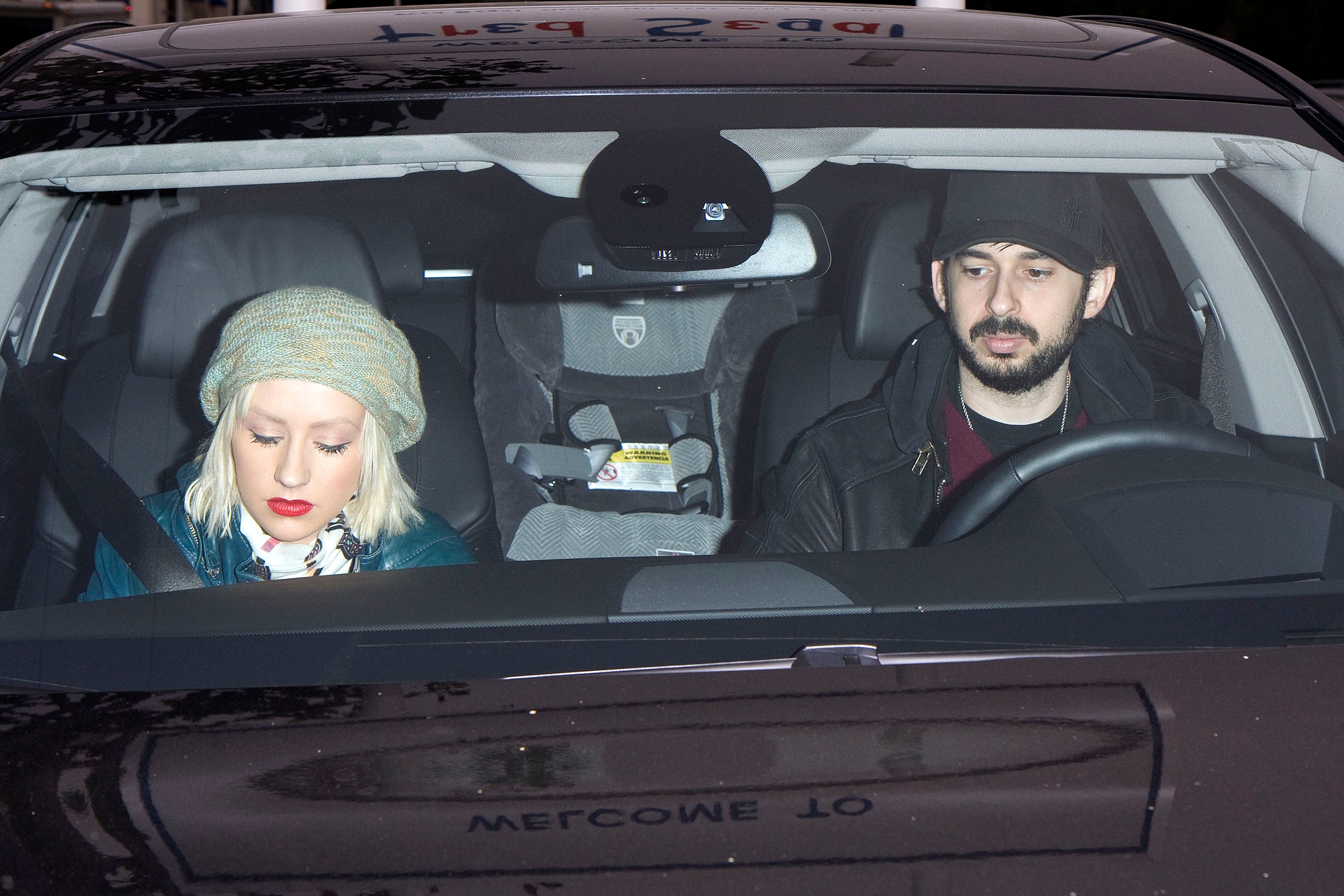 Christmas_shopping_at_the_Grove_-_December_21_-_Christina_Aguilera_Daily_030.jpg Christmas_shopping_at_the_Grove_-_December_21_-_Christina_Aguilera_Daily_030.jpg