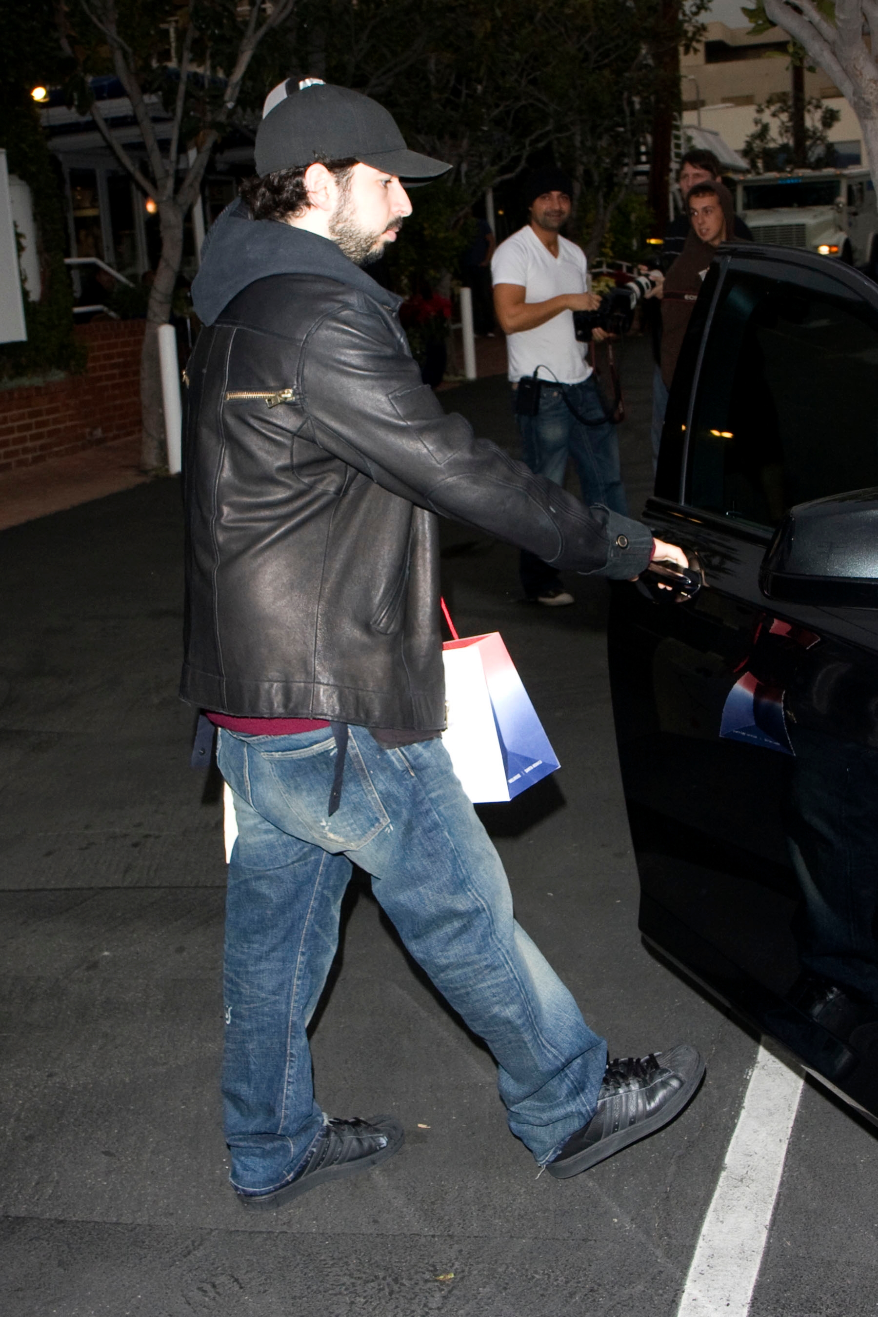 Christmas_shopping_at_the_Grove_-_December_21_-_Christina_Aguilera_Daily_036.jpg Christmas_shopping_at_the_Grove_-_December_21_-_Christina_Aguilera_Daily_036.jpg