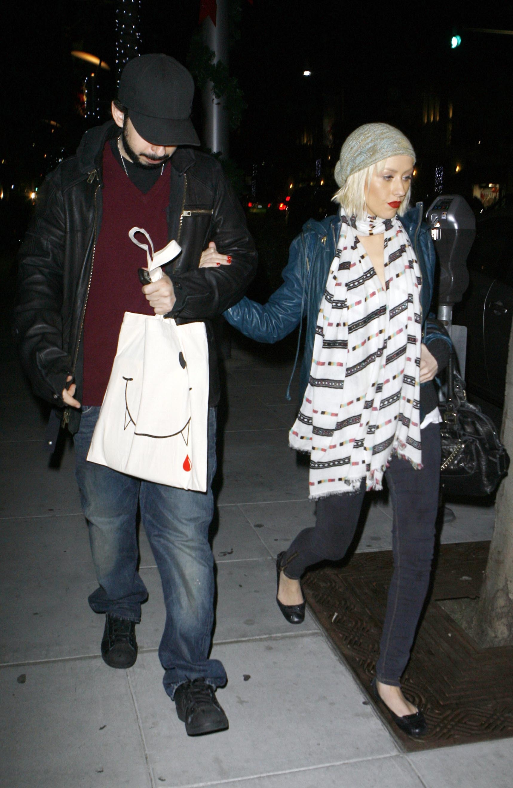Christmas_shopping_at_the_Grove_-_December_21_-_Christina_Aguilera_Daily_055.jpg