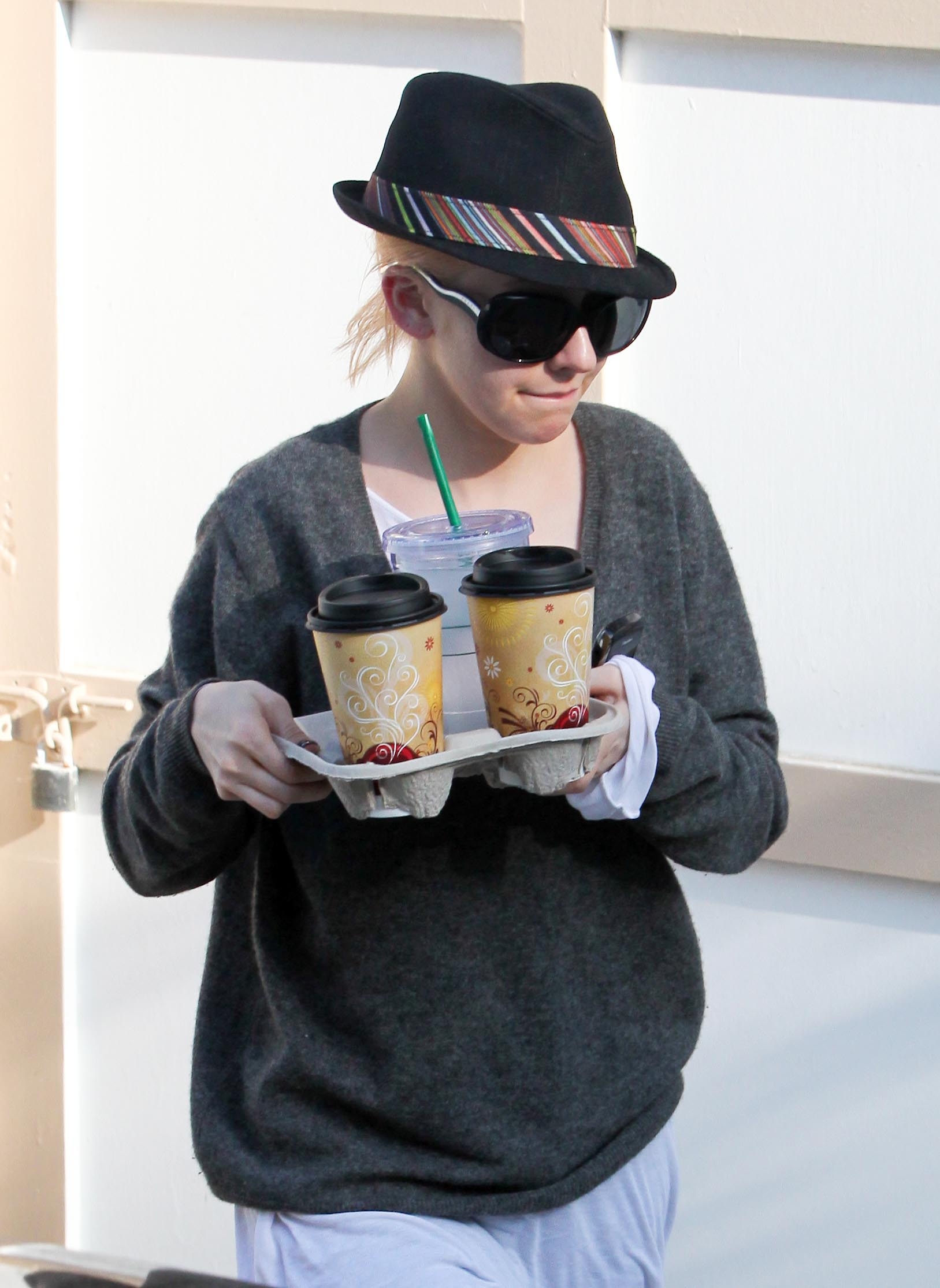 Leaving_a_friend_s_house_with_coffee_-_July_6_-_Christina_Aguilera_Daily_0009.jpg Leaving_a_friend_s_house_with_coffee_-_July_6_-_Christina_Aguilera_Daily_0009.jpg