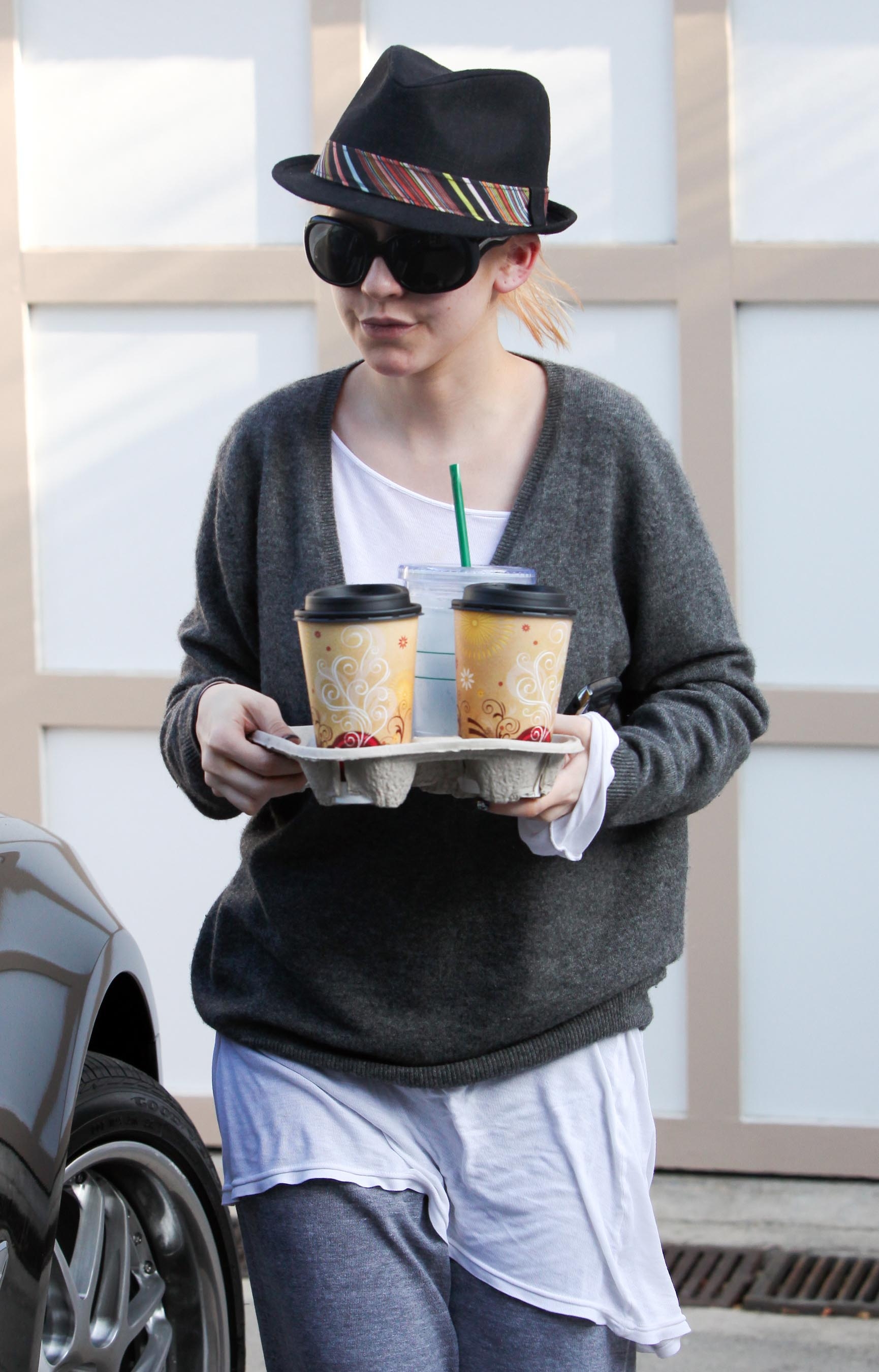 Leaving_a_friend_s_house_with_coffee_-_July_6_-_Christina_Aguilera_Daily_0014.jpg Leaving_a_friend_s_house_with_coffee_-_July_6_-_Christina_Aguilera_Daily_0014.jpg