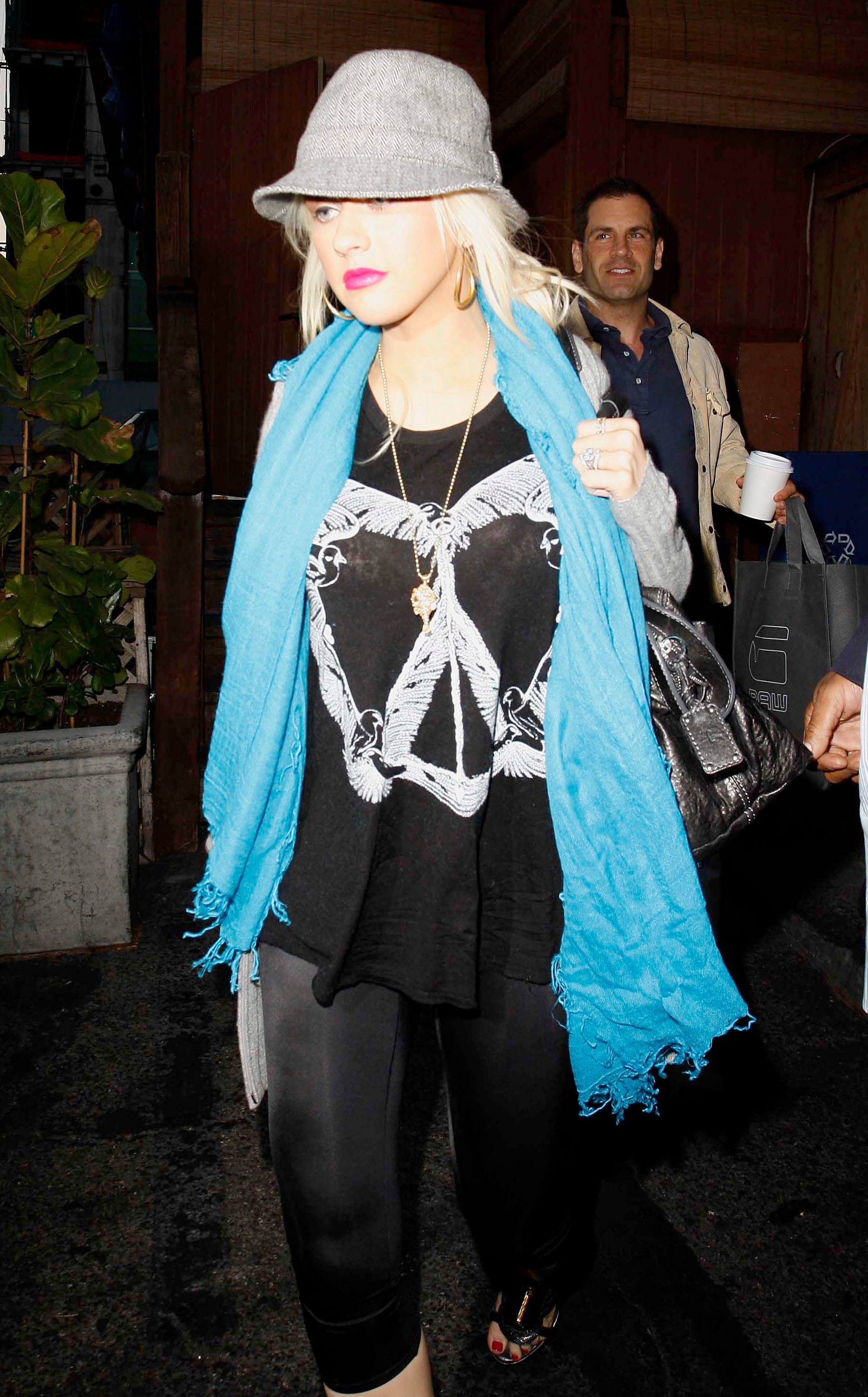 Magnolia_Restaurant_-_May_30_-__Christina_Aguilera_Daily_11.jpg Magnolia_Restaurant_-_May_30_-__Christina_Aguilera_Daily_11.jpg