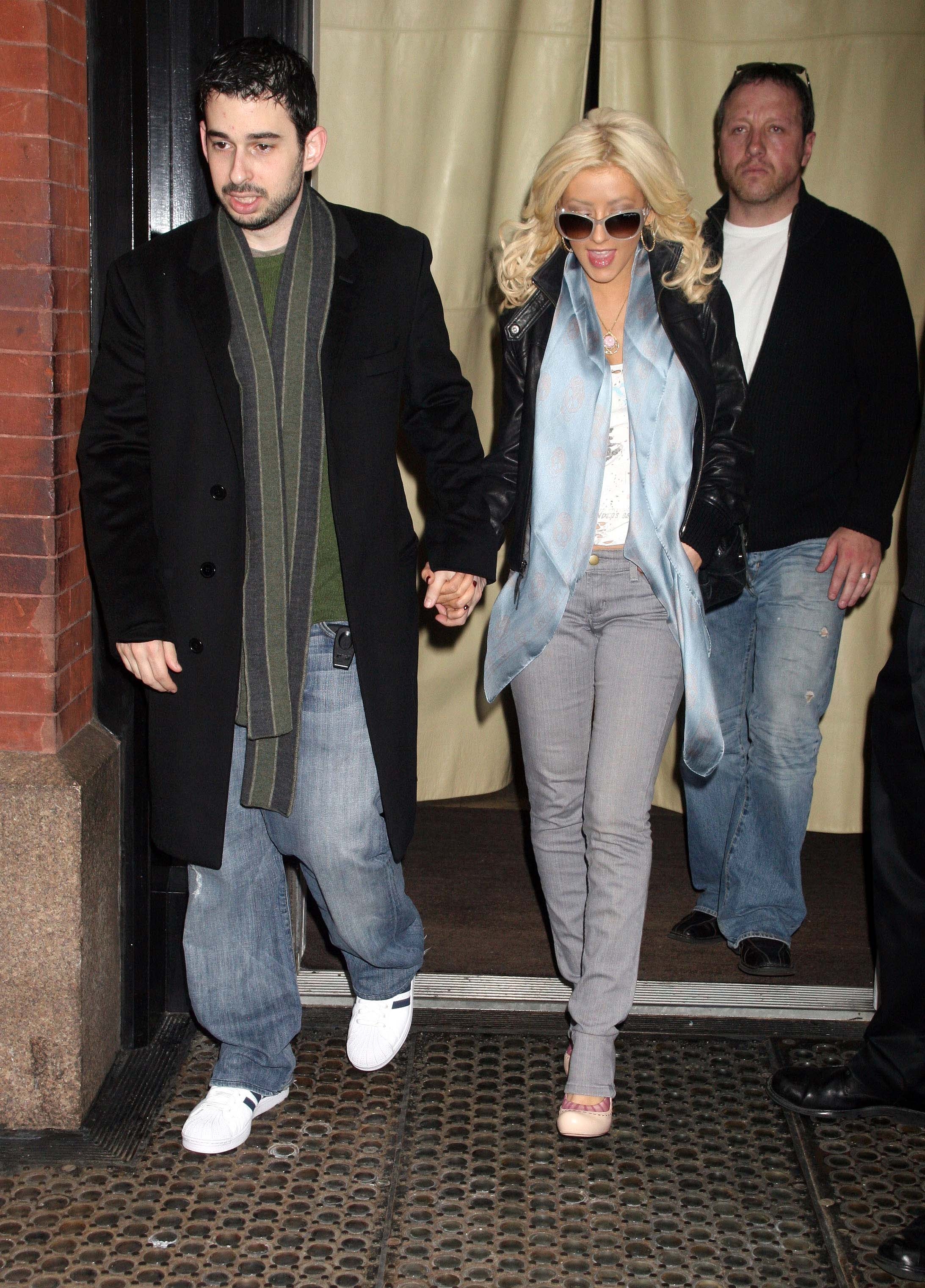 March_22_-__Christina_Aguilera_Daily_09.jpg March_22_-__Christina_Aguilera_Daily_09.jpg