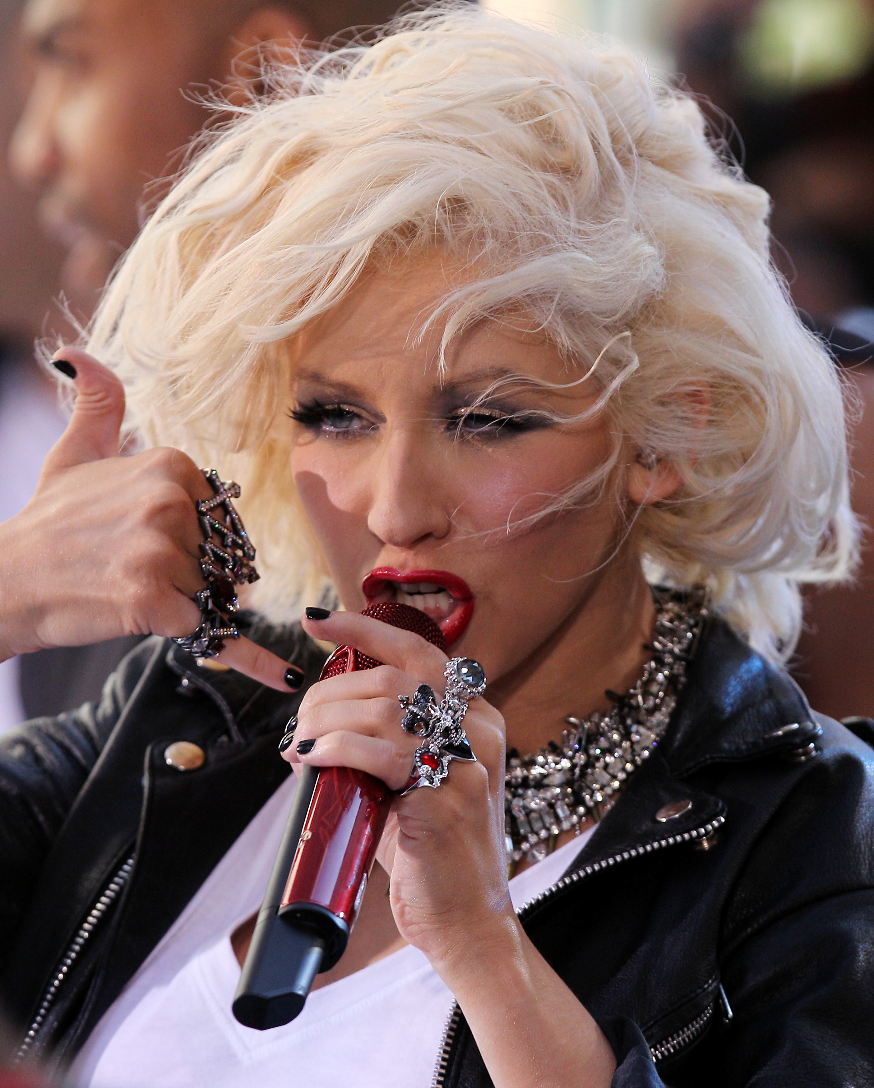 NBC_s_Today_Show_-_June_8_-_Christina_Aguilera_Daily_00407.jpg