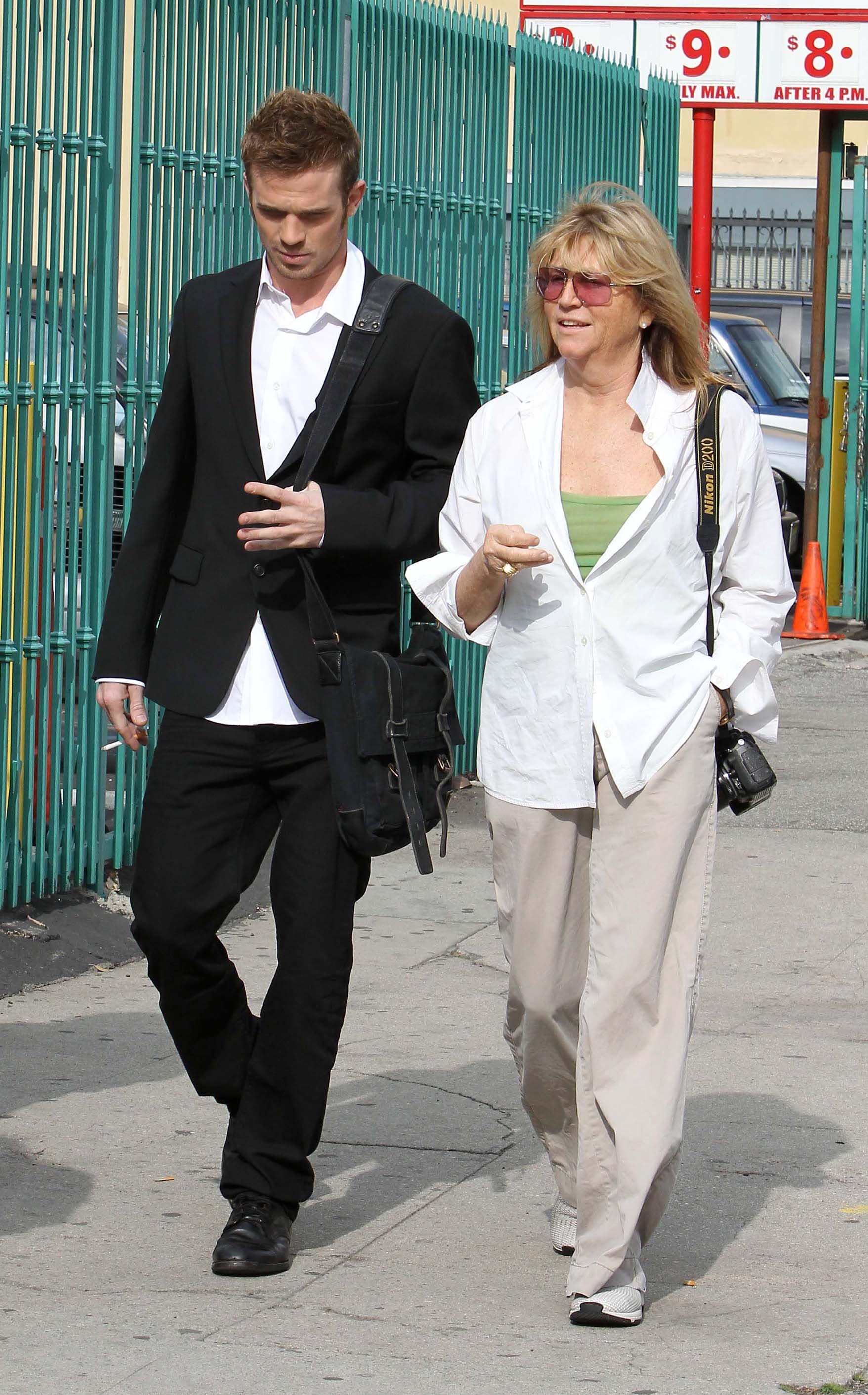 On_the_set_of_Burlesque_in_Los_Angeles_-_February_4_-_Christina_Aguilera_Daily_004.jpg On_the_set_of_Burlesque_in_Los_Angeles_-_February_4_-_Christina_Aguilera_Daily_004.jpg