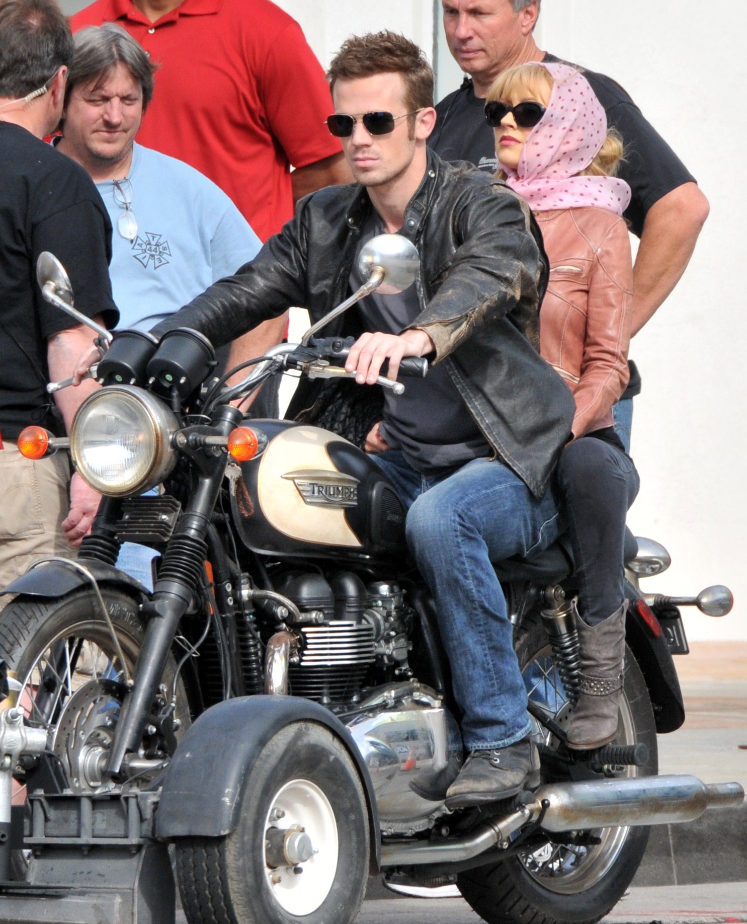 On_the_set_of_Burlesque_in_Los_Angeles_-_January_11_-_Christina_Aguilera_Daily_00014.jpg On_the_set_of_Burlesque_in_Los_Angeles_-_January_11_-_Christina_Aguilera_Daily_00014.jpg