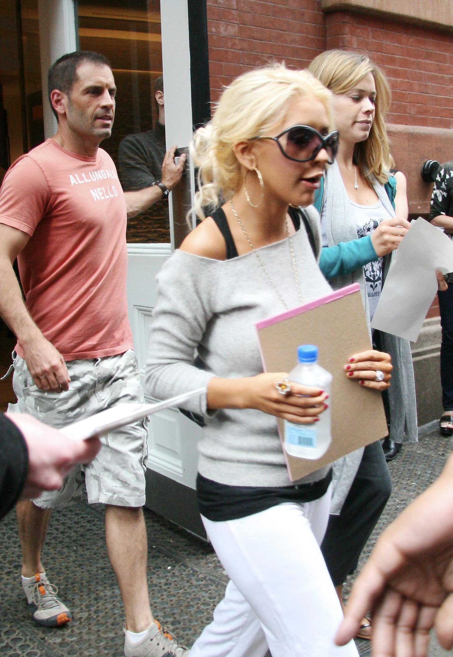 Out_In_NYC_-_June_4_-__Christina_Aguilera_Daily_1.jpg