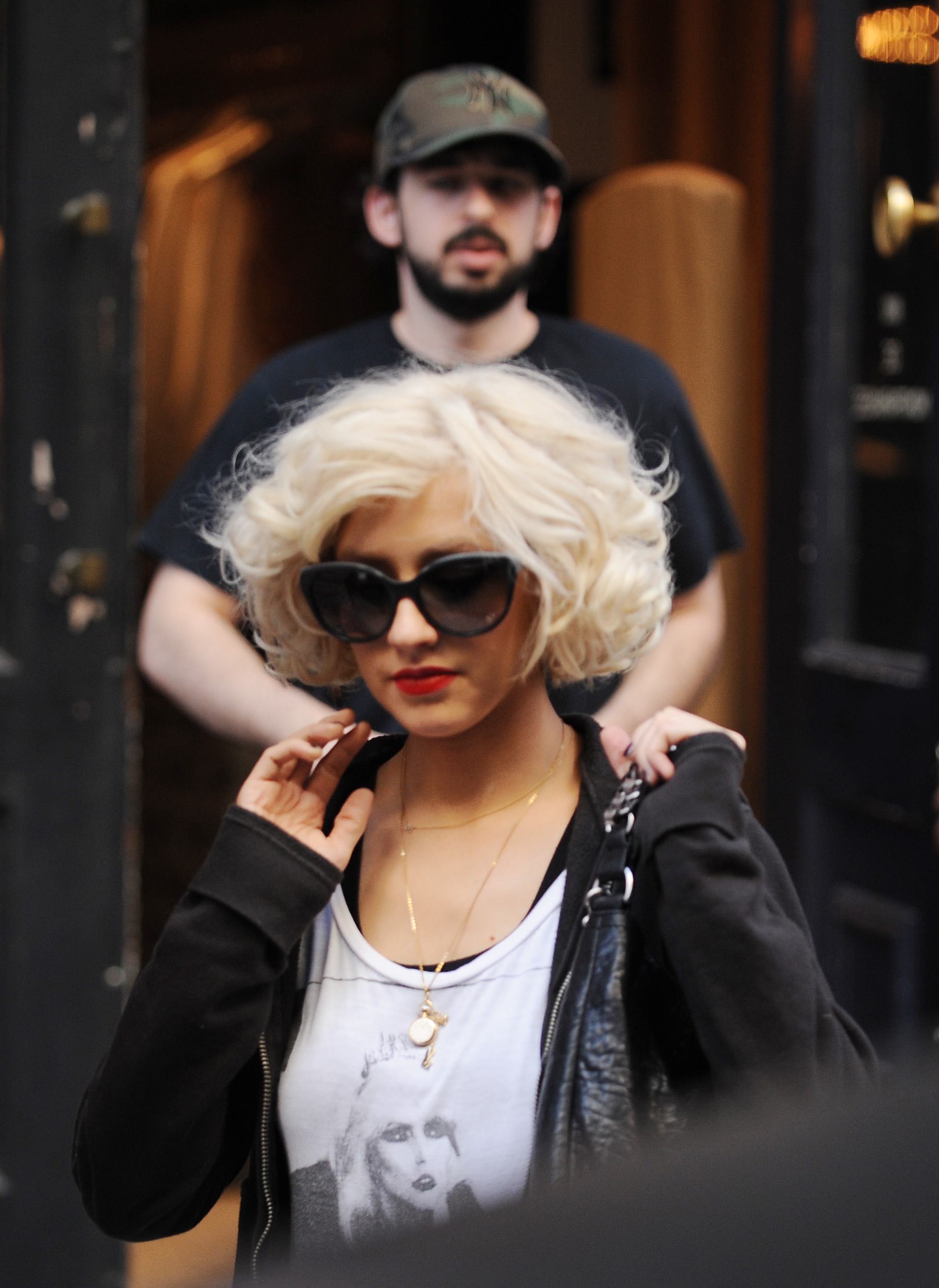 Shopping_-_May_8_-_Christina_Aguilera_Daily_0006.jpg Shopping_-_May_8_-_Christina_Aguilera_Daily_0006.jpg