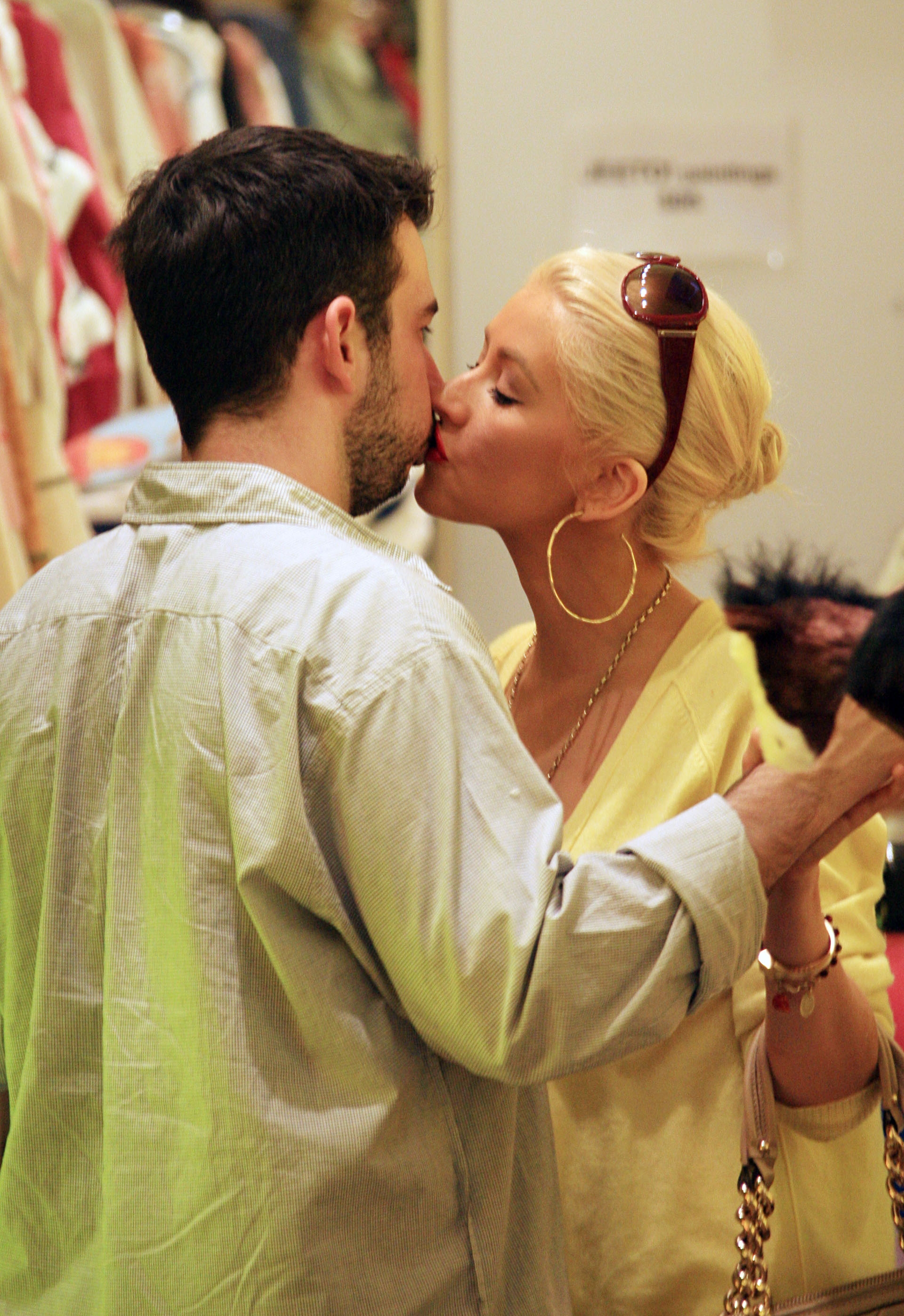 Shopping_at_Baby_Kitson_-_September_15_-__Christina_Aguilera_Daily_14.jpg