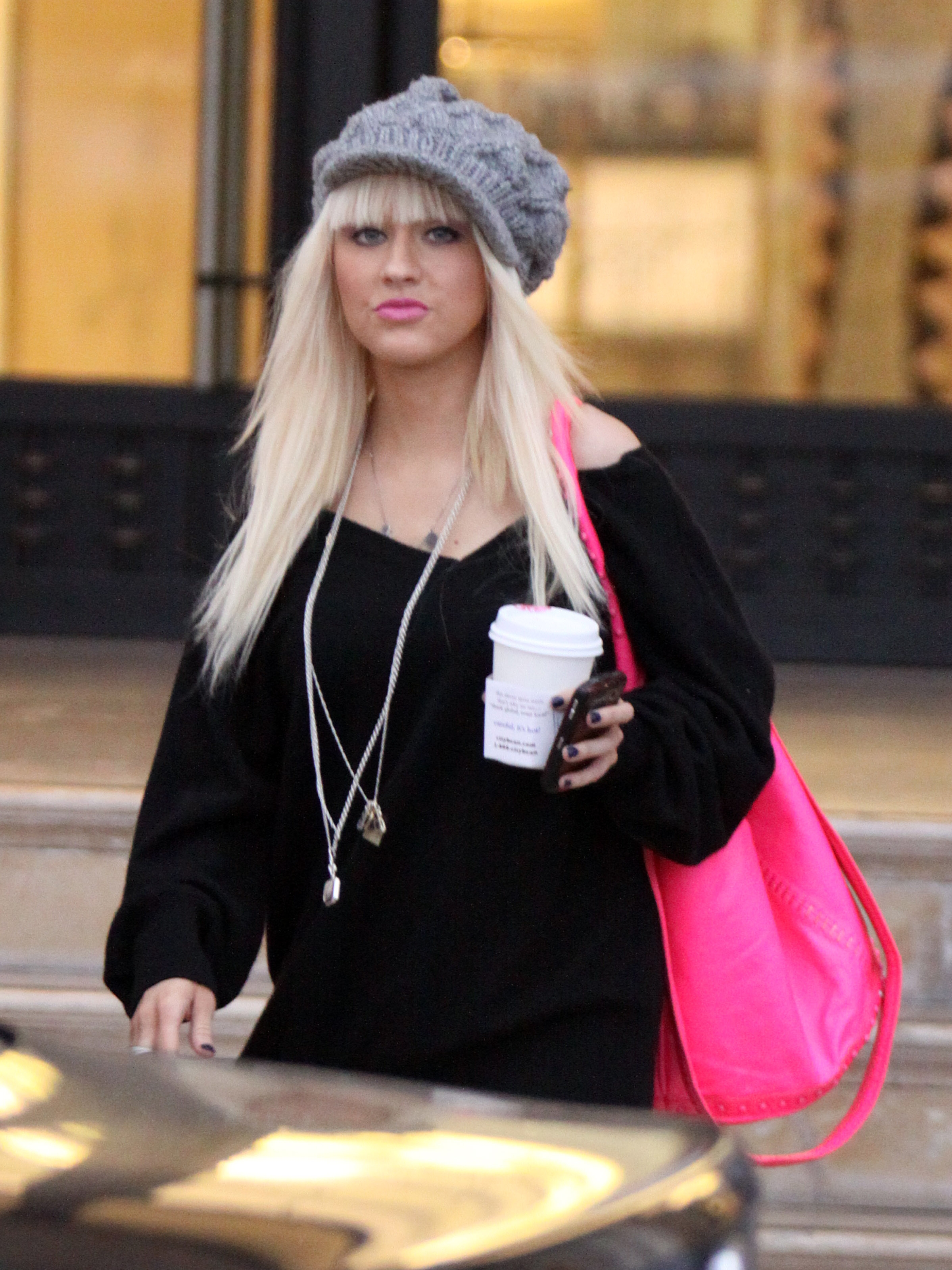 Shopping_at_Barney_s_New_York_Clothing_Boutique_-_October_4_-_Christina_Aguilera_Daily_0077.jpg Shopping_at_Barney_s_New_York_Clothing_Boutique_-_October_4_-_Christina_Aguilera_Daily_0077.jpg