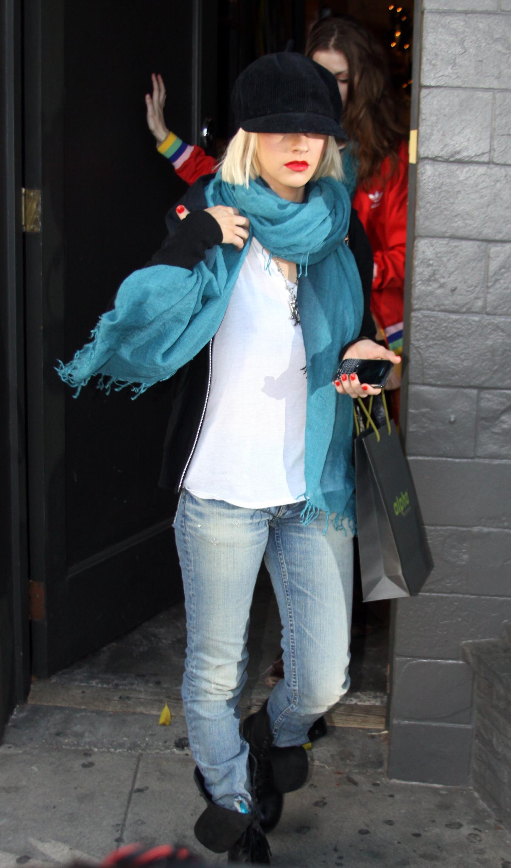 Shopping_in_Los_Angeles_-_December_22_-_Christina_Aguilera_Daily_079.jpg Shopping_in_Los_Angeles_-_December_22_-_Christina_Aguilera_Daily_079.jpg