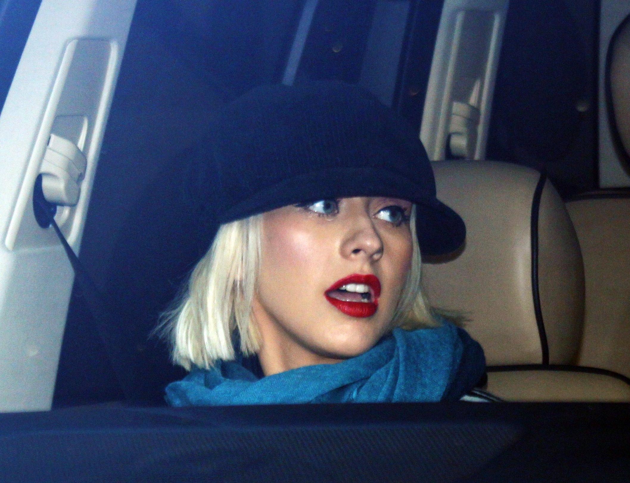 Shopping_in_Los_Angeles_-_December_22_-_Christina_Aguilera_Daily_087.jpg