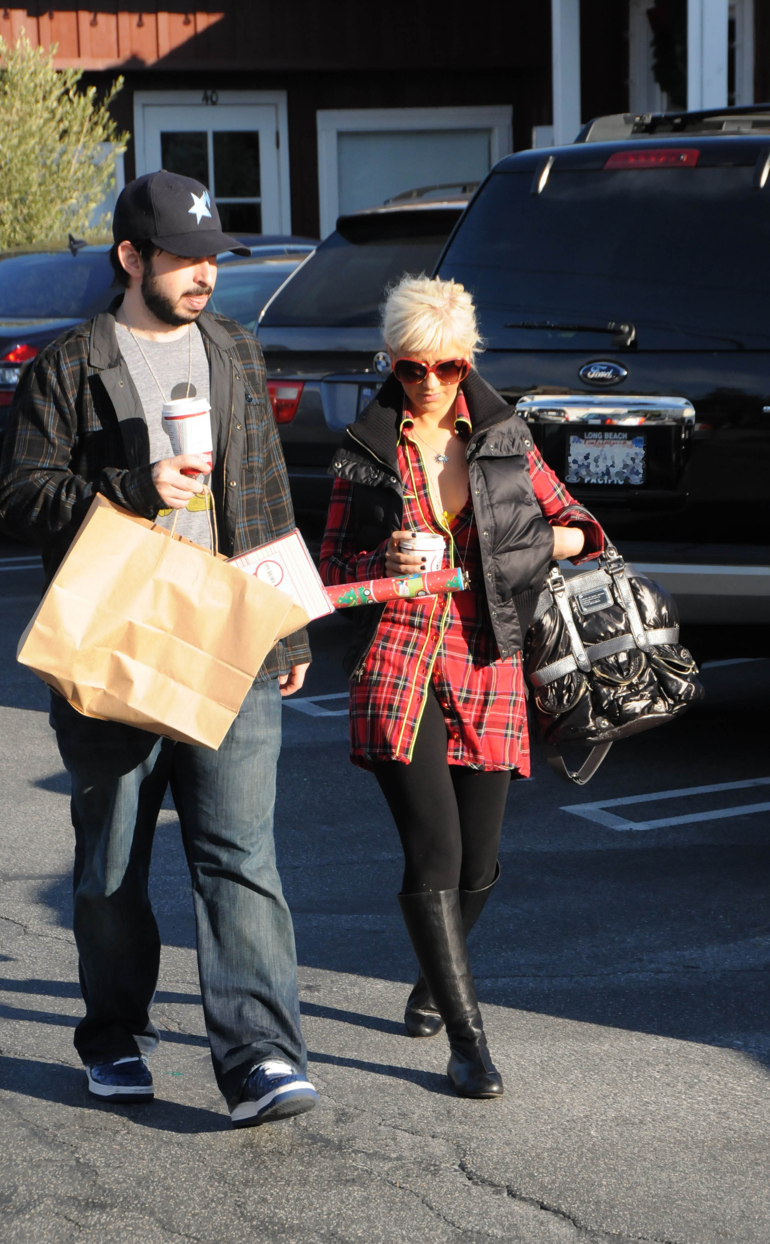 Shopping_with_Jordan_in_Santa_Monica_-_December_21_-_Christina_Aguilera_Daily_003.jpg