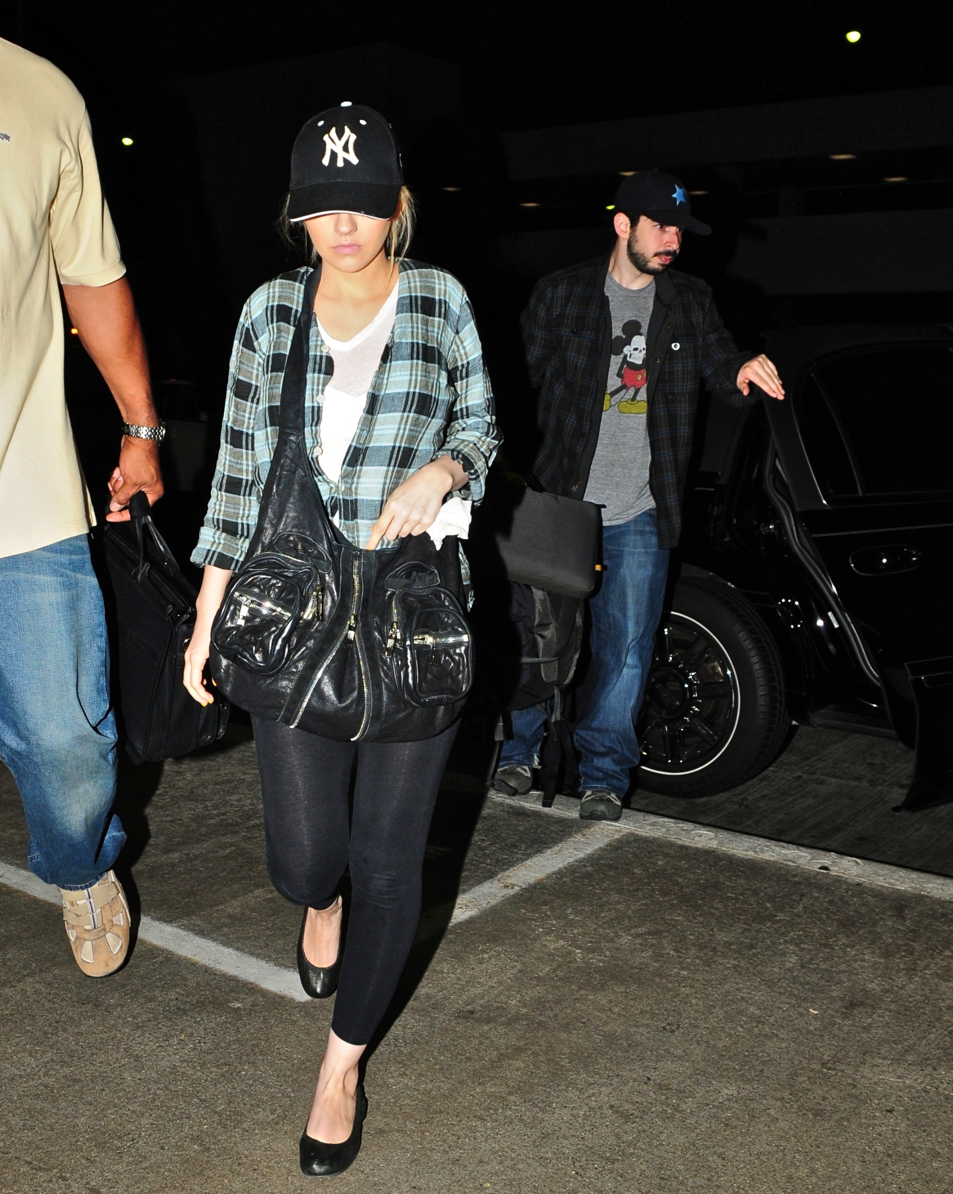 at_LAX_-_August_24_-_Christina_Aguilera_Daily_03.jpg