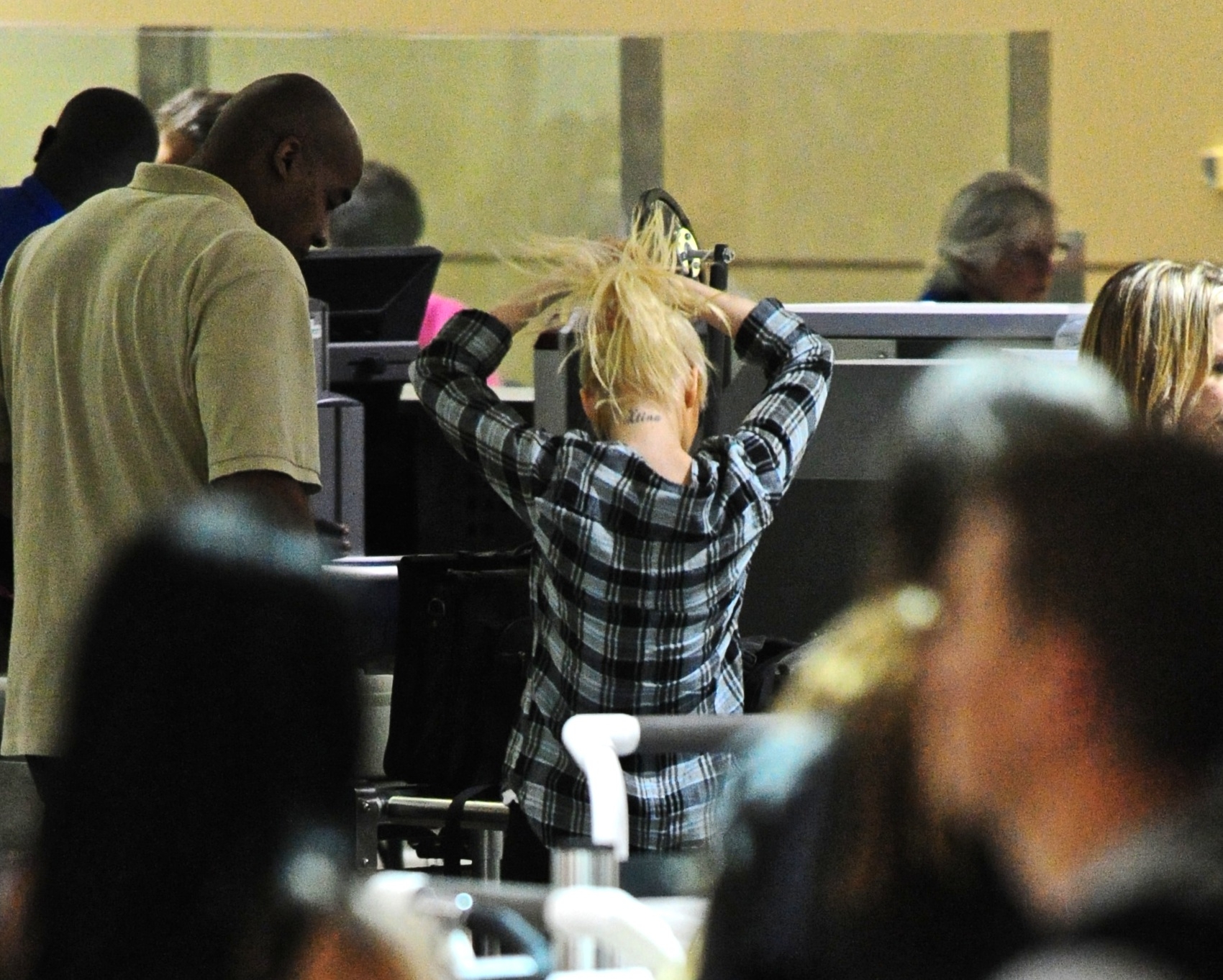 at_LAX_-_August_24_-_Christina_Aguilera_Daily_05.jpg