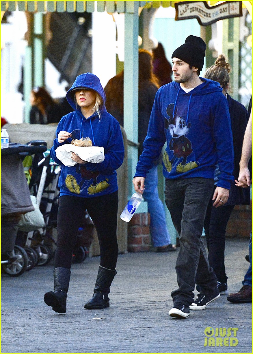 christina-aguilera-matthew-rutler-disneyland-duo-01.jpeg christina-aguilera-matthew-rutler-disneyland-duo-01.jpeg