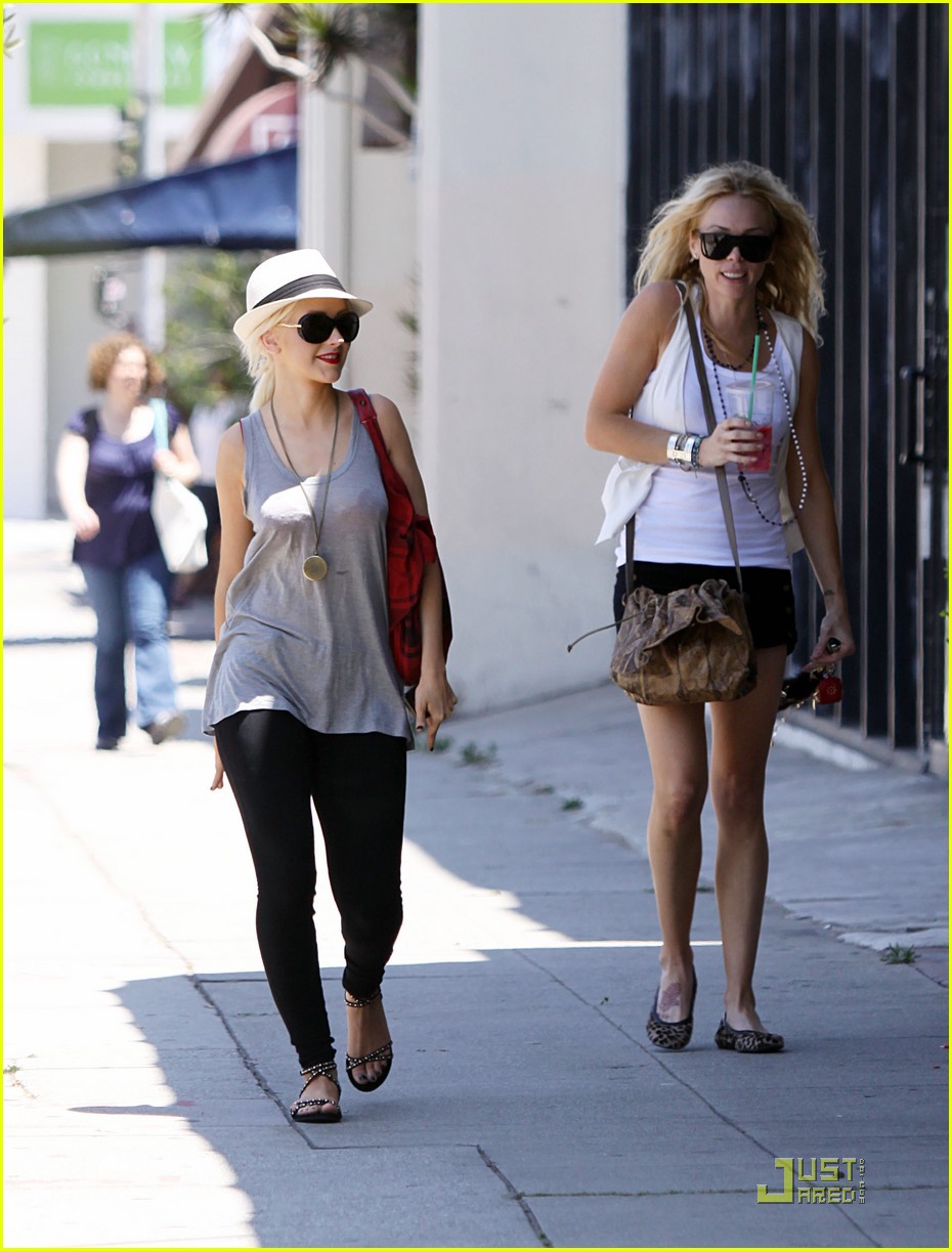 christina-aguilera-shopping-spree-03.jpg