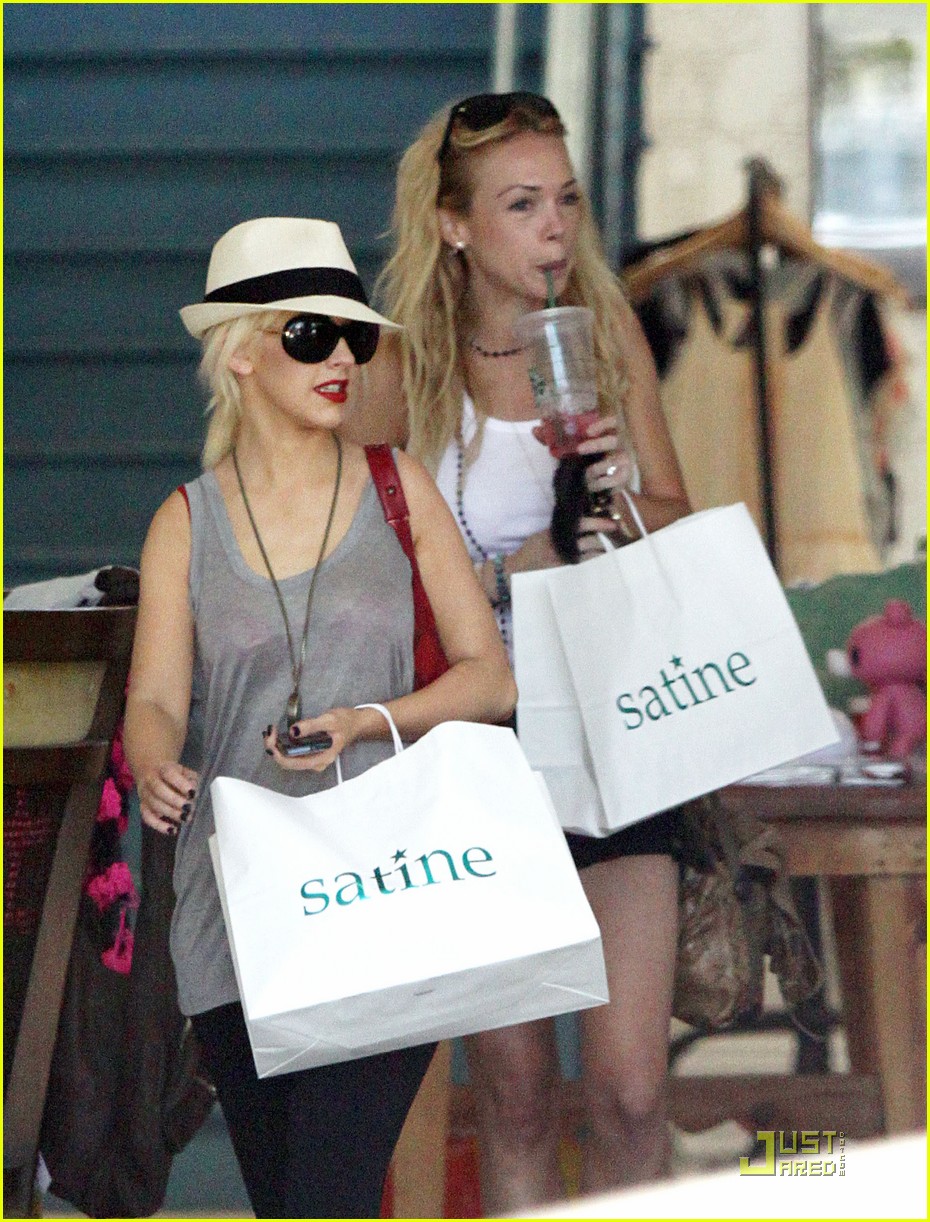 christina-aguilera-shopping-spree-04.jpg