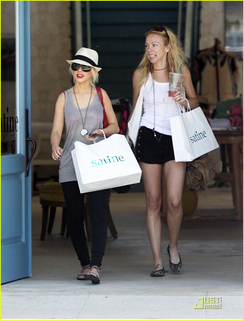 christina-aguilera-shopping-spree-07.jpg christina-aguilera-shopping-spree-07.jpg