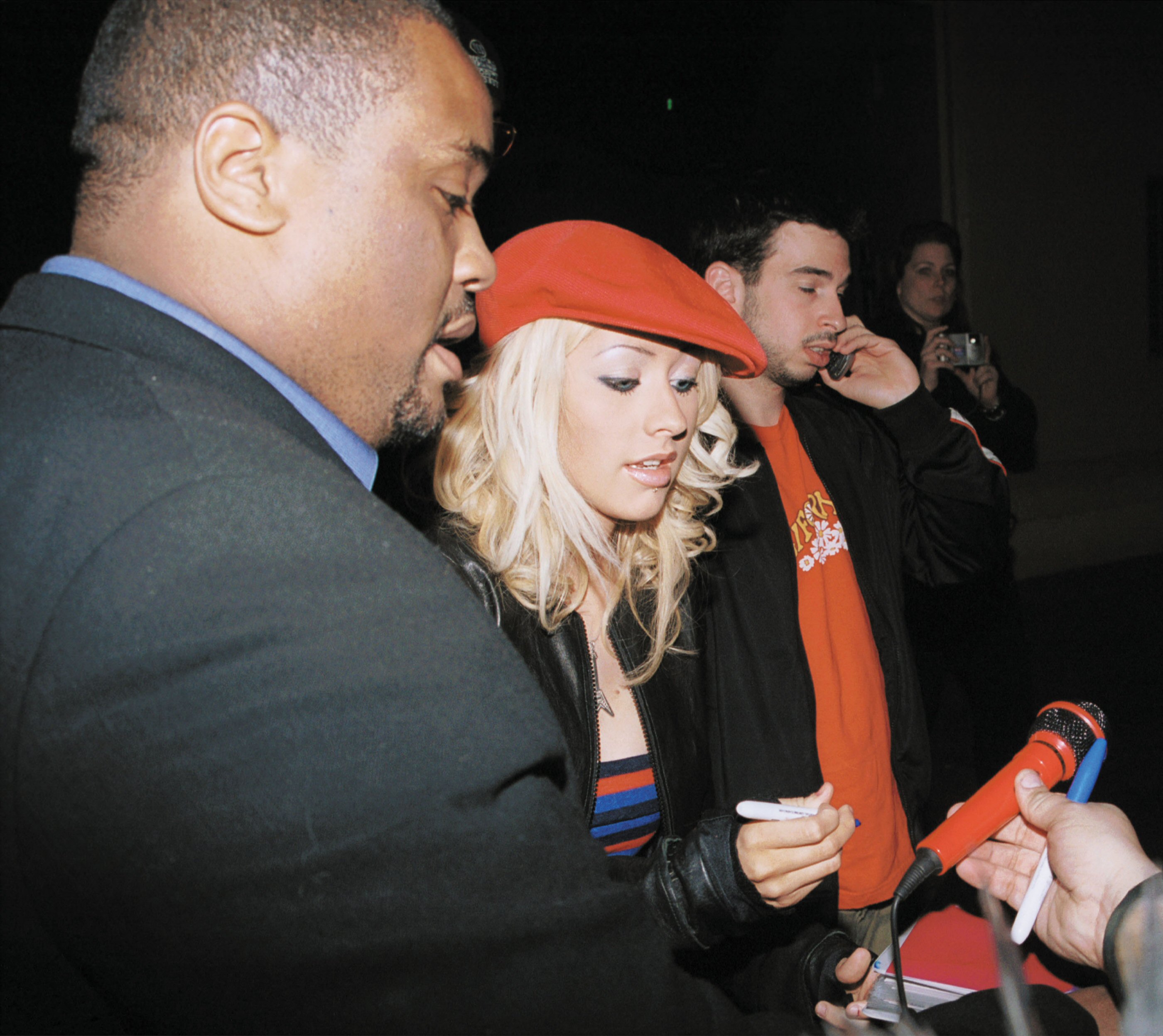 signsautographs_outsidelounge_1105571276.jpg signsautographs_outsidelounge_1105571276.jpg