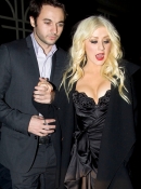 After_the_UK_premiere_of_the_film_Burlesque_-_December_13_-_Christina_Aguilera_Daily_0020.jpg