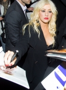 After_the_UK_premiere_of_the_film_Burlesque_-_December_13_-_Christina_Aguilera_Daily_0023.jpg