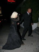 Arrives_at_Fred_Segal_with_Jordan_-_November_13_-_Christina_Aguilera_Daily_016.jpg