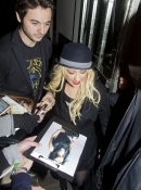 Arrives_at_Hix_restaurant_in_London_to_have_dinner_with_Matthew_Rutler_-_December_12_-_Christina_Aguilera_Daily_0006.jpg