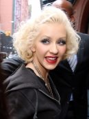 Arrives_at_her_hotel_after_performing_live_on_the__Today_-_June_8_-_Christina_Aguilera_Daily_0003.jpg
