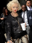 Arrives_at_her_hotel_after_performing_live_on_the__Today_-_June_8_-_Christina_Aguilera_Daily_0004.jpg