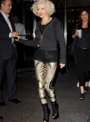Arrives_at_her_hotel_after_performing_live_on_the__Today_-_June_8_-_Christina_Aguilera_Daily_0007.jpg