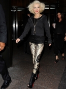Arrives_at_her_hotel_after_performing_live_on_the__Today_-_June_8_-_Christina_Aguilera_Daily_0008.jpg