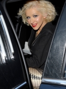Arrives_at_her_hotel_after_performing_live_on_the__Today_-_June_8_-_Christina_Aguilera_Daily_0011.jpg