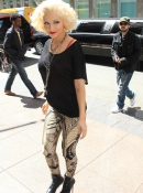 Arrives_at_her_hotel_after_performing_live_on_the__Today_-_June_8_-_Christina_Aguilera_Daily_0013.jpg