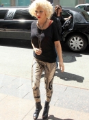 Arrives_at_her_hotel_after_performing_live_on_the__Today_-_June_8_-_Christina_Aguilera_Daily_0016.jpg