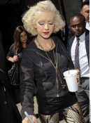 Arrives_at_her_hotel_after_performing_live_on_the__Today_-_June_8_-_Christina_Aguilera_Daily_0020.jpg