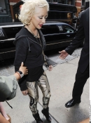 Arrives_at_her_hotel_after_performing_live_on_the__Today_-_June_8_-_Christina_Aguilera_Daily_0024.jpg