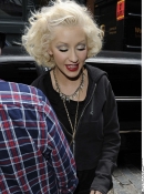 Arrives_at_her_hotel_after_performing_live_on_the__Today_-_June_8_-_Christina_Aguilera_Daily_0025.jpg