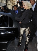 Arrives_at_her_hotel_after_performing_live_on_the__Today_-_June_8_-_Christina_Aguilera_Daily_0027.jpg
