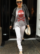Arriving_At_The_Hotel_With_Jeri_-_June_11_-_Christina_Aguilera_Daily_0005.jpg