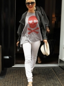 Arriving_At_The_Hotel_With_Jeri_-_June_11_-_Christina_Aguilera_Daily_0006.jpg