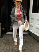 Arriving_At_The_Hotel_With_Jeri_-_June_11_-_Christina_Aguilera_Daily_0007.jpg