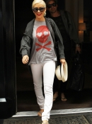 Arriving_At_The_Hotel_With_Jeri_-_June_11_-_Christina_Aguilera_Daily_0008.jpg