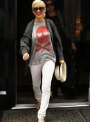 Arriving_At_The_Hotel_With_Jeri_-_June_11_-_Christina_Aguilera_Daily_0009.jpg