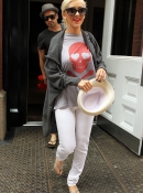 Arriving_At_The_Hotel_With_Jeri_-_June_11_-_Christina_Aguilera_Daily_0011.jpg