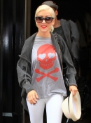Arriving_At_The_Hotel_With_Jeri_-_June_11_-_Christina_Aguilera_Daily_0014.jpg