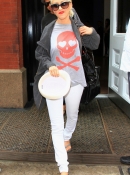 Arriving_At_The_Hotel_With_Jeri_-_June_11_-_Christina_Aguilera_Daily_0016.jpg