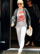 Arriving_At_The_Hotel_With_Jeri_-_June_11_-_Christina_Aguilera_Daily_0018.jpg