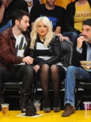 At_Lakers_vs_Oklahoma_City_Thunder_-_March_29_-_Christina_Aguilera_Daily_005.jpg